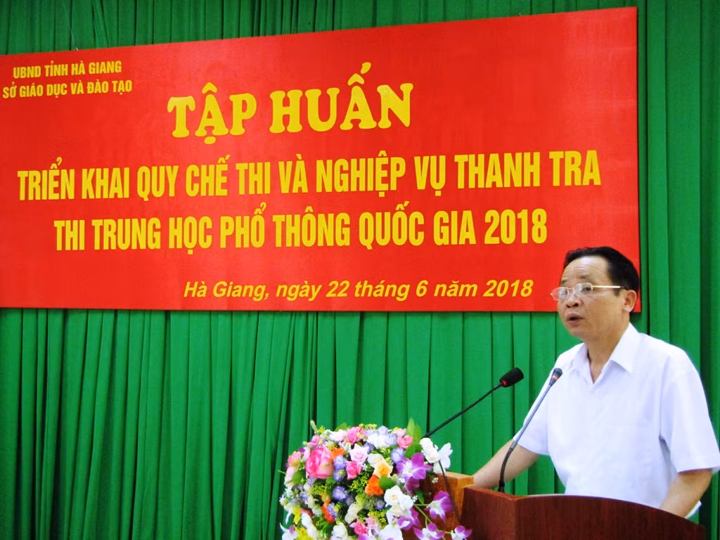 Tại sao Hà Giang chấm thấp điểm cho thí sinh là điều cơ quan chức năng cần làm trõ (Trong ảnh: Ông Vũ Văn Sử, Giám đốc Sở Giáo dục và Đào tạo tỉnh Hà Giang phát biểu trong buổi tập huấn kỳ thi trung học phổ thông quốc gia. Ảnh: Sở giáo dục và đào tạo Hà Giang) Tại sao Hà Giang chấm thấp điểm cho thí sinh là điều cơ quan chức năng cần làm trõ (Trong ảnh: Ông Vũ Văn Sử, Giám đốc Sở Giáo dục và Đào tạo tỉnh Hà Giang phát biểu trong buổi tập huấn kỳ thi trung học phổ thông quốc gia. Ảnh: Sở giáo dục và đào tạo Hà Giang)