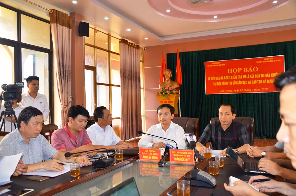 Ông Nguyễn Cao Khương (Áo đỏ từ trái qua) trong buổi họp báo ngày 17/7 (Ảnh: LC)