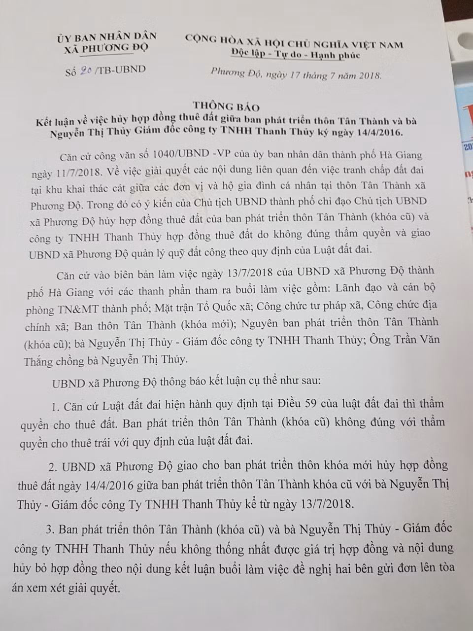 Thông báo của Ủy ban nhân dân xã Phương Độ vì sao không nhắc đến gia đình bà Nhiệu, ai "đạo diễn" việc thuê đất này? (Ảnh: Lại Cường)