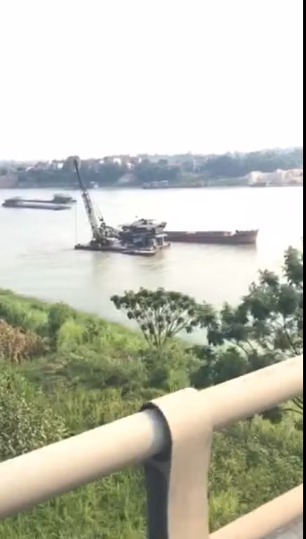 Sát ngay bên công trường bất chấp pháp luật này là bờ bãi của người dân (Ảnh cắt ra từ clip)