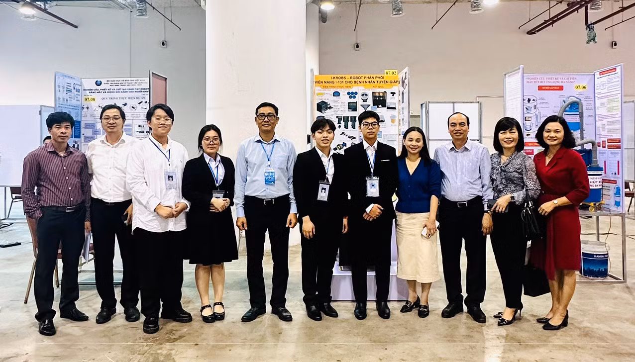 Lãnh đạo Sở Giáo dục và Đào tạo Hải Phòng cùng học sinh, giáo viên hướng dẫn của 2 dự án đạt giải Nhất cuộc thi Khoa học kỹ thuật quốc gia (Ảnh: Sở Giáo dục Hải Phòng) Lãnh đạo Sở Giáo dục và Đào tạo Hải Phòng cùng học sinh, giáo viên hướng dẫn của 2 dự án đạt giải Nhất cuộc thi Khoa học kỹ thuật quốc gia (Ảnh: Sở Giáo dục Hải Phòng)
