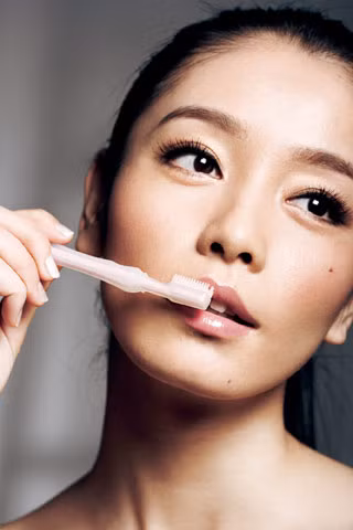 Có thể dùng khăn bông nóng đắp lên môi từ 3 đến 5 phút, rồi dùng bàn chải mềm nhẹ nhàng chải qua trên môi để lấy đi những mảng da chết, sau đó bôi lên son dưỡng môi.