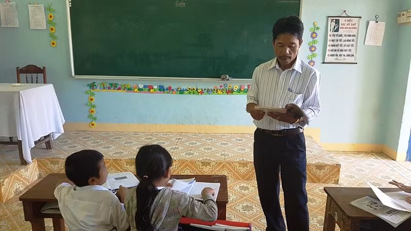 Giáo viên nhiều huyện miền núi Quảng Nam hoang mang, lo lắng vì công văn yêu cầu thu hồi số tiền đã hỗ trợ. Ảnh: NTT