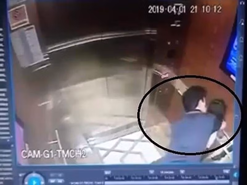 Nguyên phó Viện trưởng Viện kiểm sát Đà Nẵng có hành vi ôm hôn, sờ soạng bé gái trong thang máy ở thành phố Hồ Chí Minh. Ảnh: cắt từ clip
