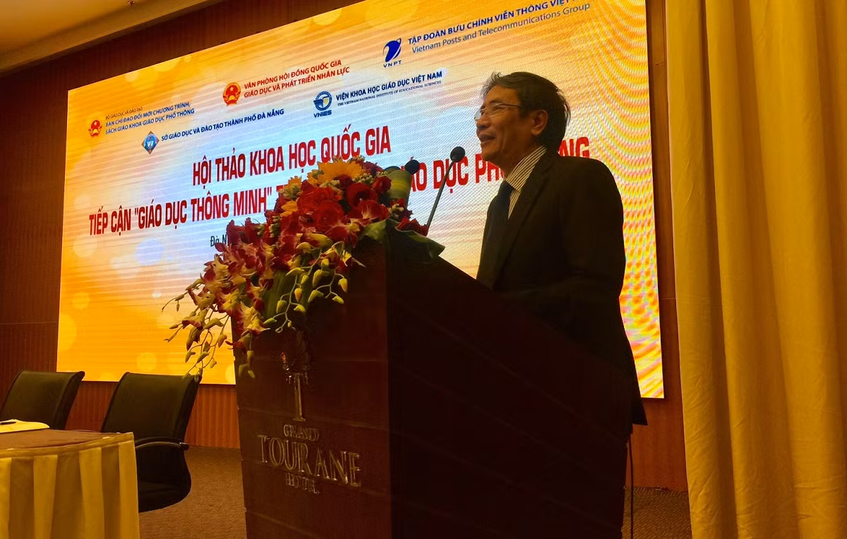 Ông Vũ Đình Chuẩn – Vụ trưởng Vụ Giáo dục Trung học chia sẻ về "giáo dục thông minh". Ảnh: HN