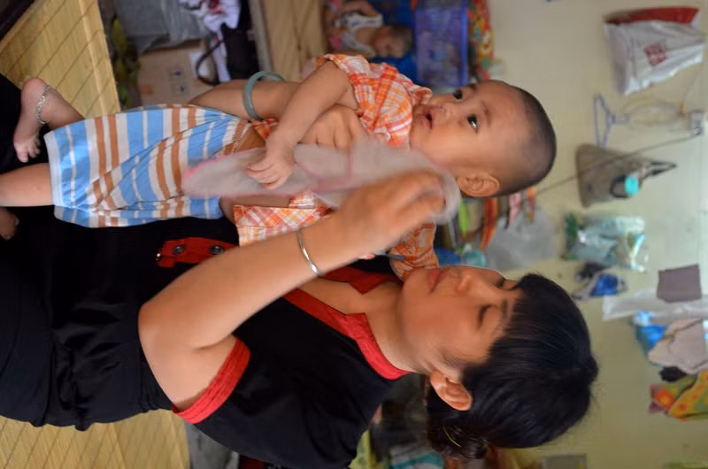 Biết đến chùa Bồ Đề qua một bài báo chị Đinh Thị Như Na, đang làm việc tại Gia Lâm đã đến thăm và chơi cùng các em.