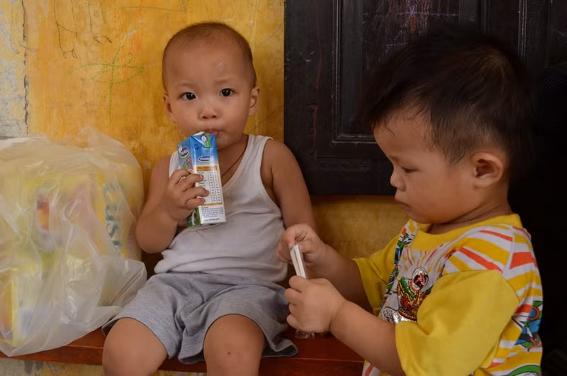Rồi ngoan ngoãn thưởng thức phần quà của mình.