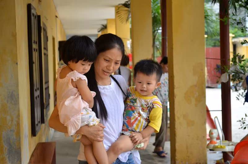 Phải bế cả hai mới chịu.