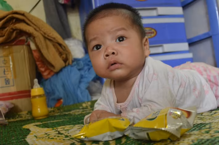 Những em bé hơn thì ngoan ngoãn nằm bò trên giường tập lẫy.