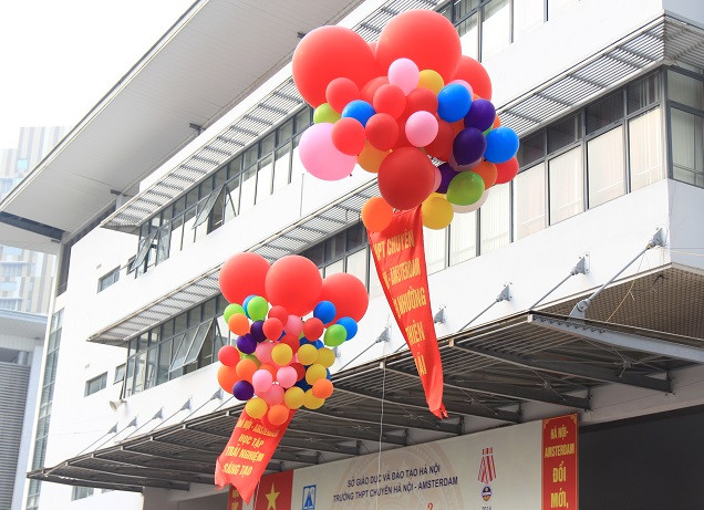 Dù tình hình sức khỏe không được tốt nhưng thầy Văn Như Cương vẫn có mặt trong buổi lễ khai giảng năm học 2016-2017