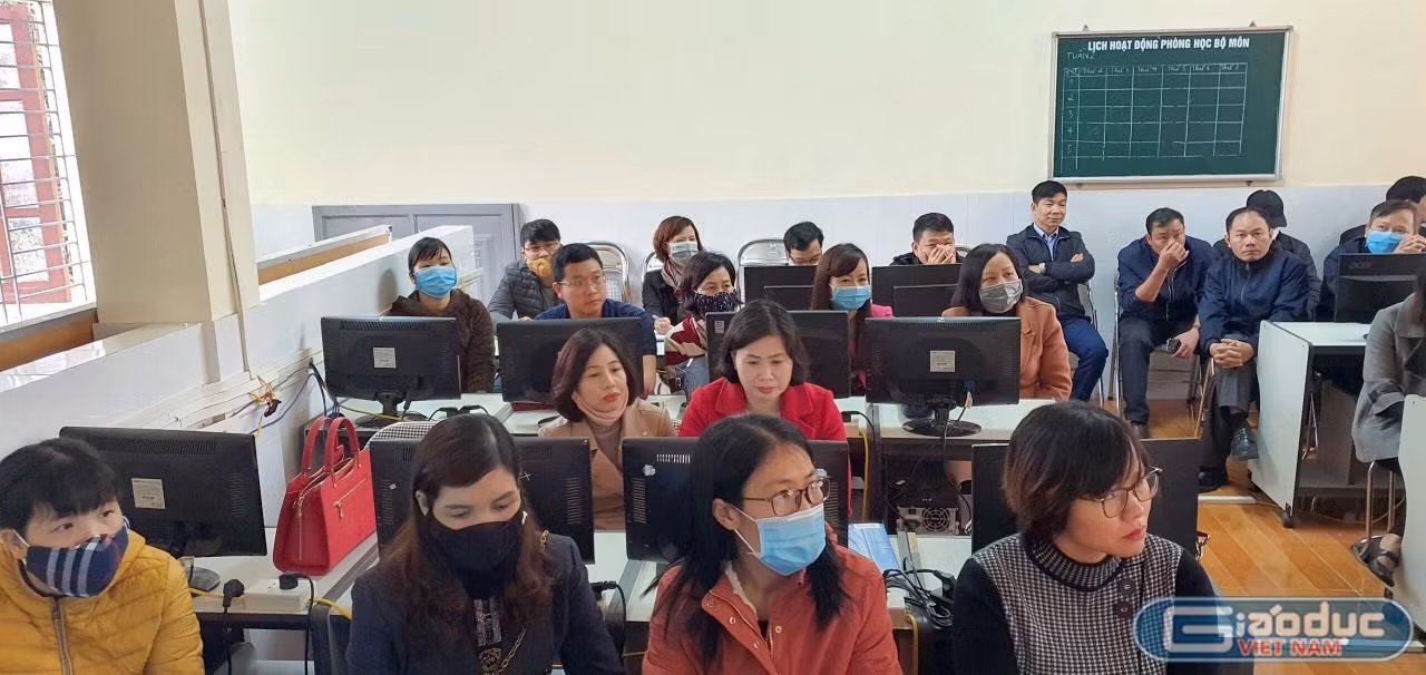 Giáo viên đang được tập huấn khá nhiều các phần mềm dạy học trực tuyến (Ảnh chỉ mang tính chất minh họa, nguồn: Phòng Giáo dục và Đào tạo thị xã Phú Thọ)