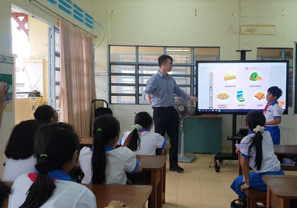 Việc sắp xếp biên chế giáo viên Ngoại ngữ và Tin học giữa cấp tiểu học và trung học cơ sở rất đơn giản vì cùng một cấp quản lý (Ảnh minh họa: Báo Cần Thơ) Việc sắp xếp biên chế giáo viên Ngoại ngữ và Tin học giữa cấp tiểu học và trung học cơ sở rất đơn giản vì cùng một cấp quản lý (Ảnh minh họa: Báo Cần Thơ)