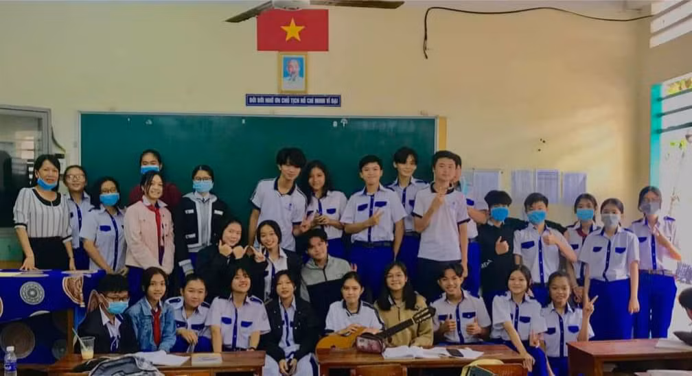 Lớp 9a1 của Mai Khanh chụp ảnh lưu niệm cùng cô giáo dạy Văn trong buối học cuối năm (Ảnh nhân vật cung cấp)