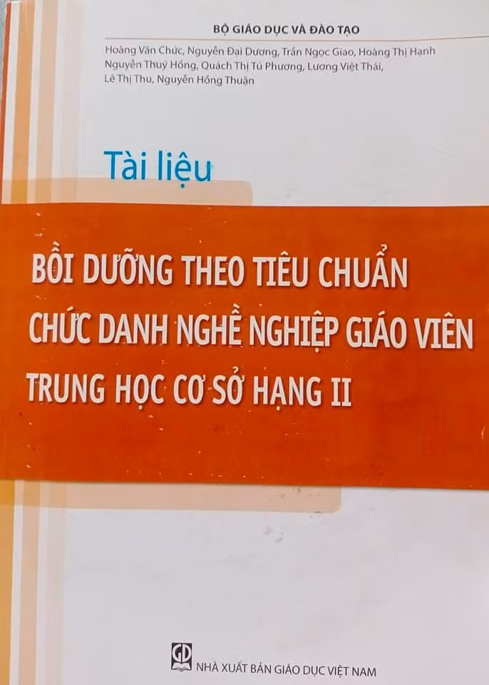 Giáo trình bồi dưỡng theo tiêu chuẩn chuẩn chức danh nghề nghiệp (Ảnh: Thanh An)