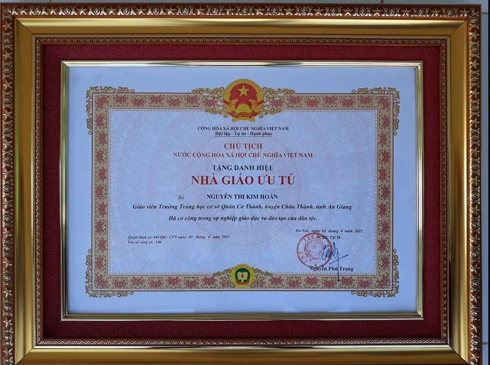 Cô Kim Hoàn được phong tặng danh hiệu Nhà giáo Ưu tú (Ảnh do nhân vật cung cấp) Cô Kim Hoàn được phong tặng danh hiệu Nhà giáo Ưu tú (Ảnh do nhân vật cung cấp)