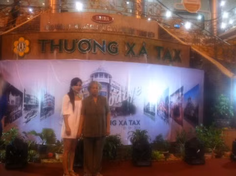 Khách hàng chụp ảnh lưu niệm trước khi tạm biệt thương xá TAX (ảnh: H.L)