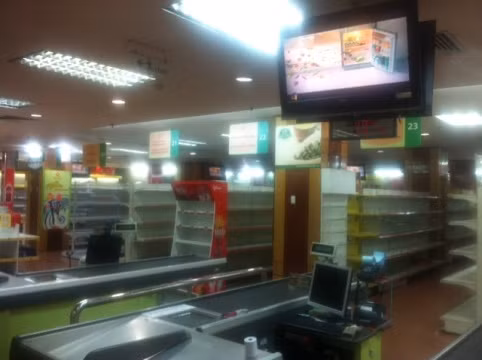 Siêu thị TAX đã di dời sạch sẽ hàng hóa trước khi đóng cửa (ảnh: H.L)