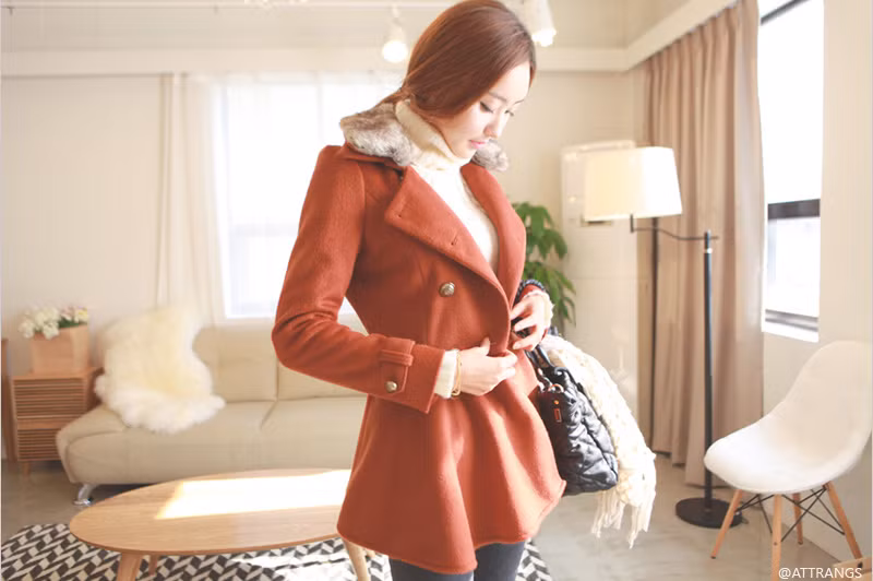 Mẫu áo khoác xòe ở phần thân áo kết hợp với quần jean bó làm bạn điệu đà và nữ tính hơn.
