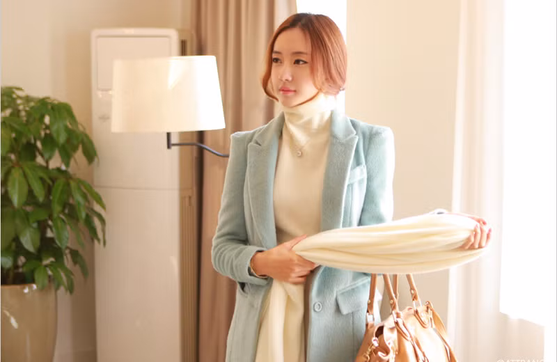 Màu xanh kết hợp hoàn hảo với áo và khăn trắng tạo cho bạn vẻ gợi cảm và sang trọng.