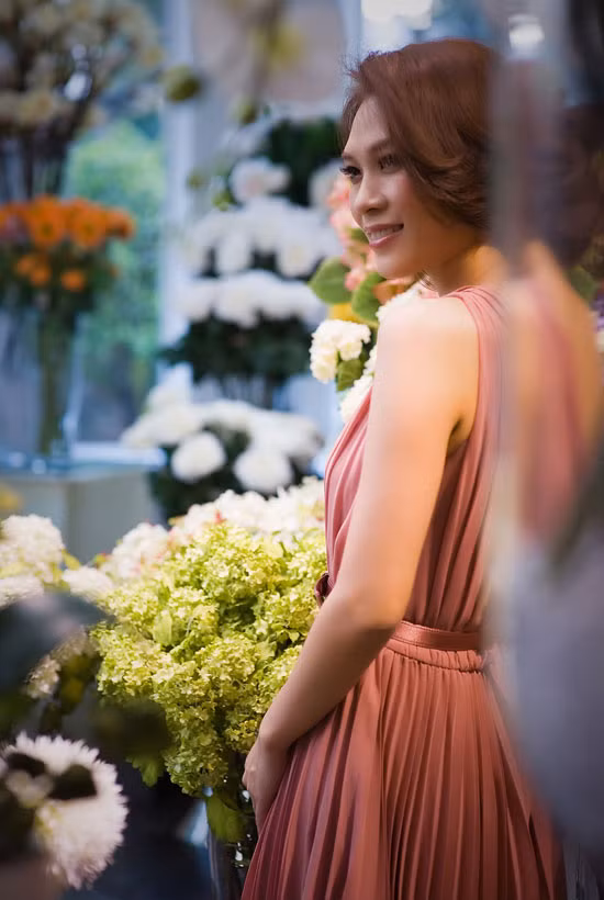 Mỹ Tâm đẹp hút hồn giữa rừng hoa, nữ ca sỹ nổi tiếng sinh năm 1981 nhưng cô luôn bị "chê" già trước tuổi, bù lại, vẻ đẹp của kiều nữ này có vẻ ngày càng chín muồi hơn. (iOne).