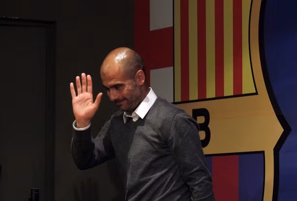 HLV Guardiola kết thúc buổi họp báo. Ông gượng cười với phóng viên trước khi đứng dậy bước ra cửa. Chắc chắn, Guardiola đang rất sầu muộn trong lòng.