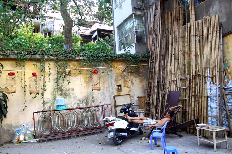 Bên trong sân chùa thì trở thành nơi tập kết che nứa. Bên trong sân chùa thì trở thành nơi tập kết che nứa.