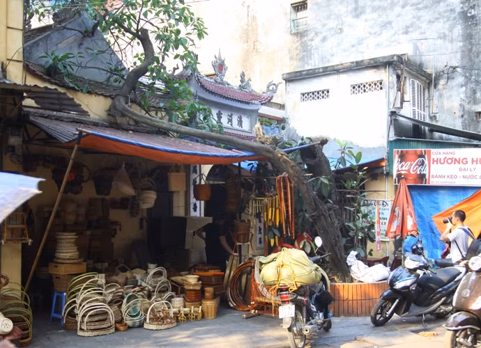 Tuy nhiên, ngay ngoài cổng đình, một số hộ dân đã lấn chiếm và biến thành nơi kinh doanh. Tuy nhiên, ngay ngoài cổng đình, một số hộ dân đã lấn chiếm và biến thành nơi kinh doanh.