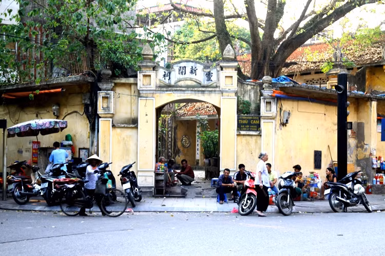 Cùng chung số phận bị xâm lấn là ngôi chùa Thái Cam (số 44 phố Hàng Vải). Phía ngoài cổng chùa, hàng loạt quán chè chén, hàng cắt tóc... chiếm dụng. Thậm chí ngay cả lối vào bên trong khuôn viên chùa cũng bị một hộ gia đình biến thành nơi bán nước. Cùng chung số phận bị xâm lấn là ngôi chùa Thái Cam (số 44 phố Hàng Vải). Phía ngoài cổng chùa, hàng loạt quán chè chén, hàng cắt tóc... chiếm dụng. Thậm chí ngay cả lối vào bên trong khuôn viên chùa cũng bị một hộ gia đình biến thành nơi bán nước.