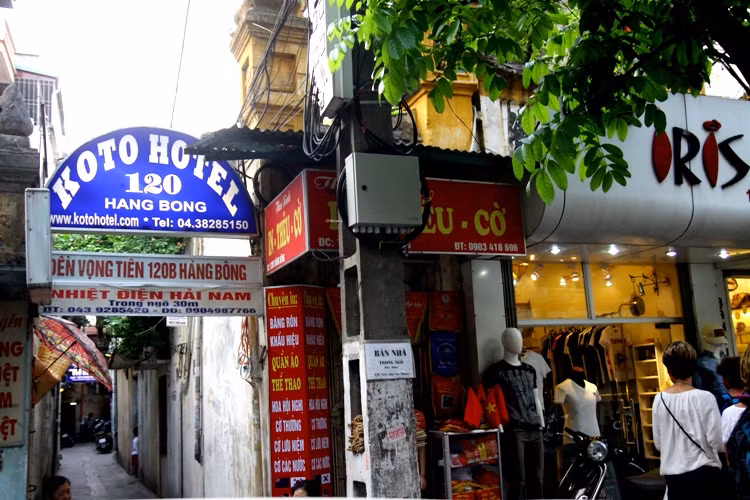 Để vào được bên trong thắp hương, mọi người phải đi vào con ngõ liền kề vào vào cửa phụ. Để vào được bên trong thắp hương, mọi người phải đi vào con ngõ liền kề vào vào cửa phụ.