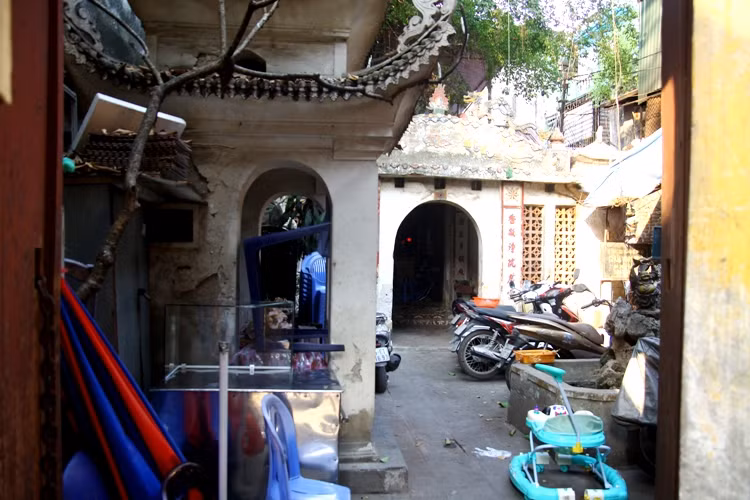 Nơi đây bị lấn chiếm, chiếm dụng và có thể nói "bị băm nát" trở thành quán ăn, quán bán đồ vàng mã, trà đá, trà chanh... Nơi đây bị lấn chiếm, chiếm dụng và có thể nói "bị băm nát" trở thành quán ăn, quán bán đồ vàng mã, trà đá, trà chanh...