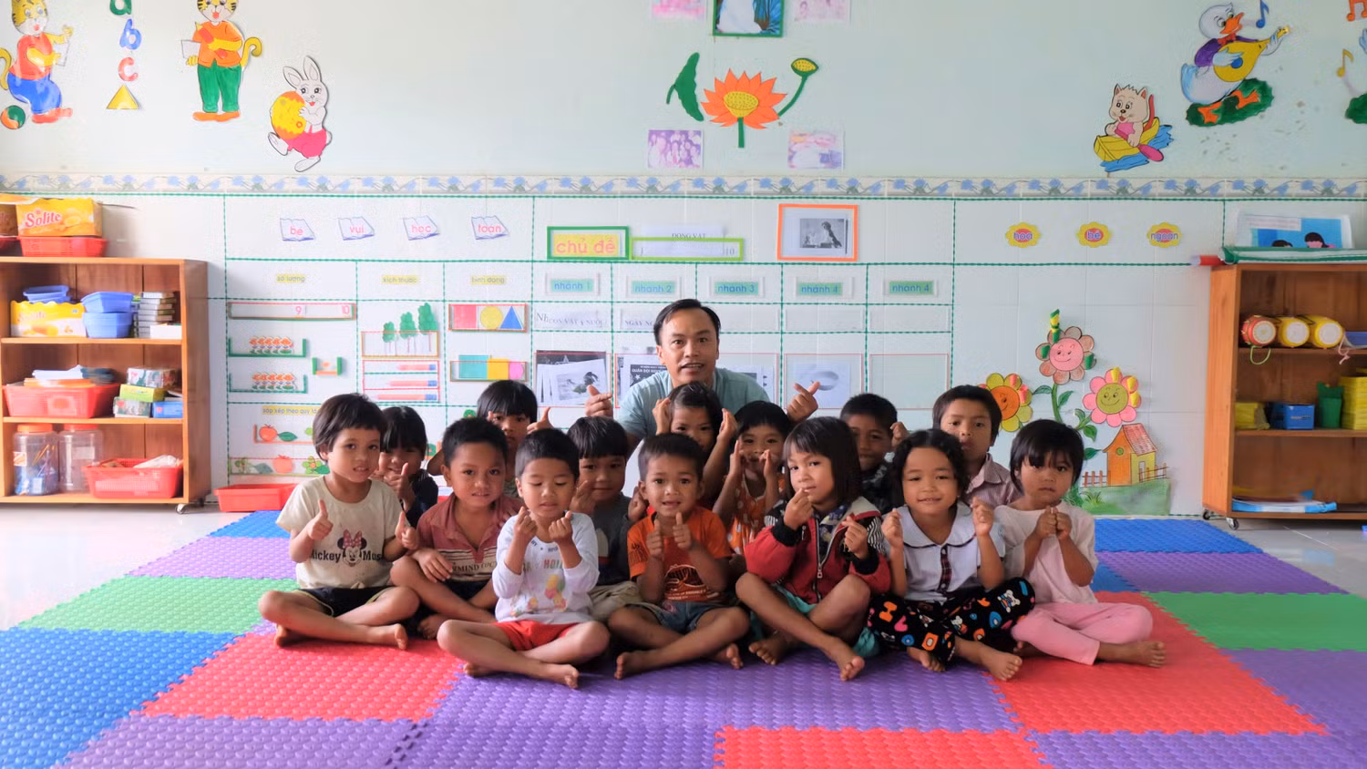 Thầy trò cùng "thả tim". Ảnh: LC Thầy trò cùng "thả tim". Ảnh: LC