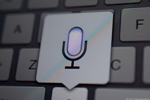 "Trợ lý giọng nói" Siri là một trong những tính năng nổi bật nhất trên iPhone 4S. Nhiều người từng hy vọng Apple sẽ đem nó đến máy tính bảng mới. Tuy nhiên, Siri đã không xuất hiện mà thay vào đó là tính năng chuyển giọng nói thành văn bản.