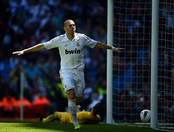 Benzema lần thứ hai làm rung lưới Real. Benzema lần thứ hai làm rung lưới Real.