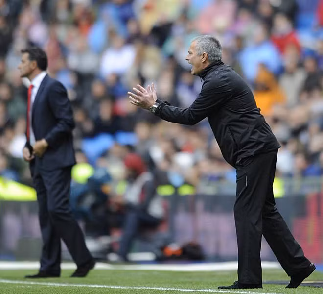 Mourinho liên tục có những chỉ đạo cầu thủ chủ động giảm nhịp độ trận đấu. Mourinho liên tục có những chỉ đạo cầu thủ chủ động giảm nhịp độ trận đấu.