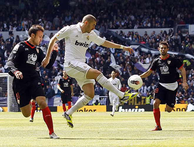 Benzema luôn uy hiếp khung gỗ Varas. Benzema luôn uy hiếp khung gỗ Varas.