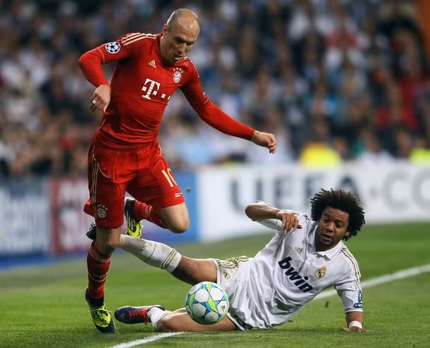 Robben tận dụng thành công. Hai đội lại trở về vách xuất phát với tổng tỷ số 3-3.