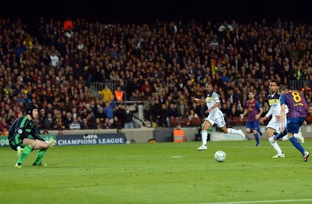 Fabregas đưa về một quả 11m cho Barca. Messi đứng lên thực hiện. Fabregas đưa về một quả 11m cho Barca. Messi đứng lên thực hiện.
