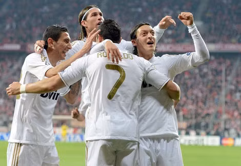 Ozil gỡ hòa cho Real.