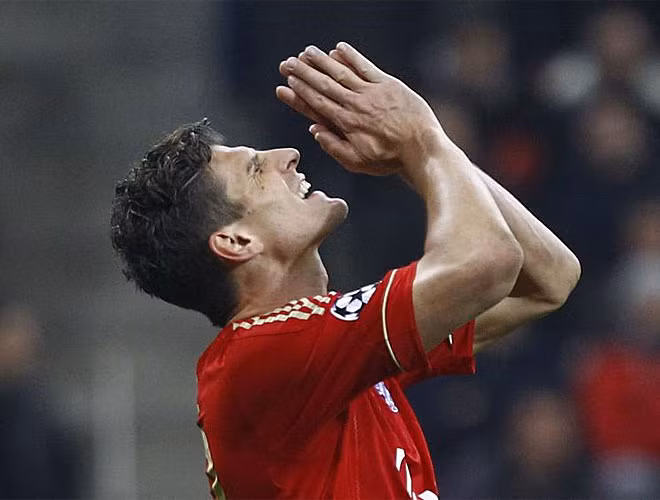 Mario Gomez chơi đầy nỗ lực.