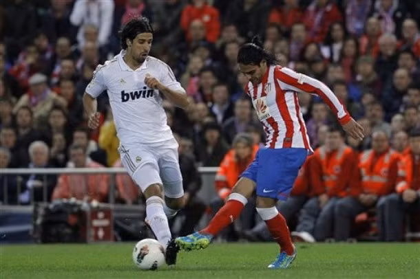 Atletico cố gắng tìm kiếm bàn gỡ. Falcao chơi đầy nhiệt huyết. Atletico cố gắng tìm kiếm bàn gỡ. Falcao chơi đầy nhiệt huyết.