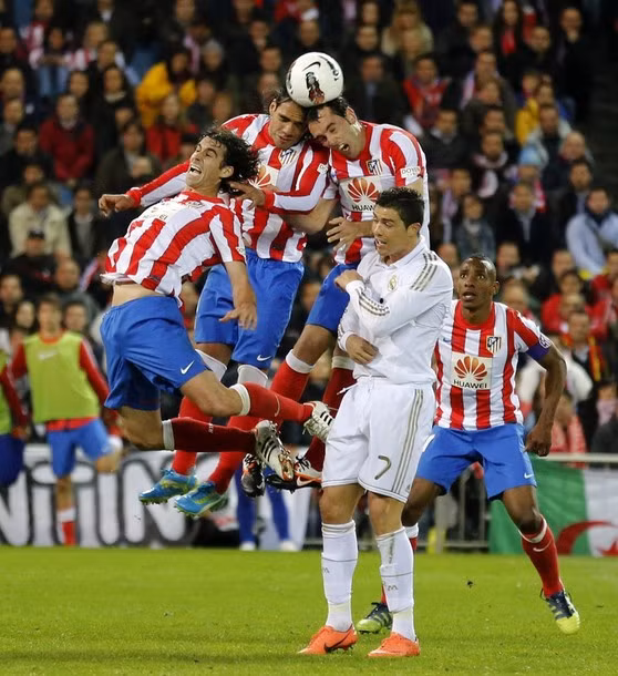 Trận derby diễn ra khá căng thẳng. Ronaldo luôn bị hậu vệ của Atletico theo sát. Trận derby diễn ra khá căng thẳng. Ronaldo luôn bị hậu vệ của Atletico theo sát.