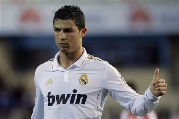 Hiện Ronaldo đã có 40 bàn thắng ở La Liga, vượt lên dẫn Messi 1 bàn trong cuộc đua giành Pichichi. Hiện Ronaldo đã có 40 bàn thắng ở La Liga, vượt lên dẫn Messi 1 bàn trong cuộc đua giành Pichichi.