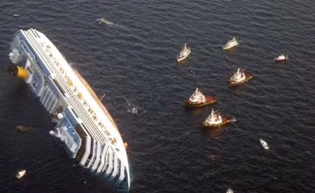 Tàu du lịch hạng sang Costa Concordia bị lật khi đang chở trên 4.200 người.