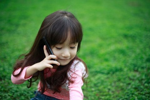 Trẻ em hấp thụ nhiều bức xạ từ ĐTDĐ hơn người lớn. Ảnh: Getty Images.