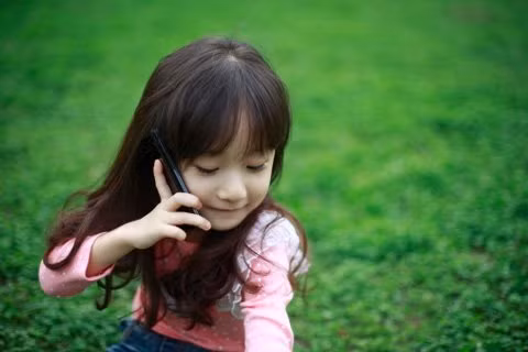 Trẻ em hấp thụ nhiều bức xạ từ ĐTDĐ hơn người lớn. Ảnh: Getty Images.