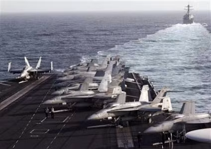 Tàu sân bay Mỹ lại vượt qua eo biển Hormuz.