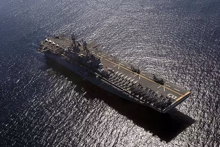 USS Makin Island (LHD-8) là tàu sân bay hạng nhẹ của Hải quân Mỹ, tàu trang bị các máy bay cất hạ cánh thẳng đứng Harrier và trực thăng săn ngầm.