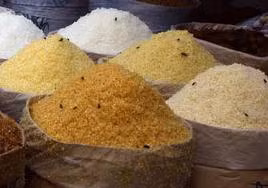 Một số biện pháp hóa học như sử dụng hộp Dichlorvos bốc hơi, bả diệt ruồi, phun tồn lưu, phun không gian, phun hóa chất diệt dòi vào ổ đẻ của ruồi …