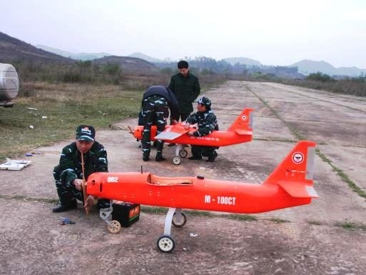 Các máy bay mục tiêu bay chuẩn bị cất cánh