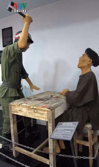 “Đóng đinh vào người tù nhân”: Cai ngục dùng những chiếc đinh 3 đến 10cm đóng vào các ngón tay, mu bàn tay, xương bả vai, đầu gối, kể cả vào đầu của tù binh trong quá trình tra tấn. Qua các đợt khai quật hài cốt những tù binh bị giết hại ở Phú Quốc, đã phát hiện nhiều người bị đóng 5-6 cây đinh vào các điểm yếu trên cơ thể. Có người bị đóng đinh đến chết, sau này khi bốc mộ vẫn còn đinh găm trong hài cốt. “Đóng đinh vào người tù nhân”: Cai ngục dùng những chiếc đinh 3 đến 10cm đóng vào các ngón tay, mu bàn tay, xương bả vai, đầu gối, kể cả vào đầu của tù binh trong quá trình tra tấn. Qua các đợt khai quật hài cốt những tù binh bị giết hại ở Phú Quốc, đã phát hiện nhiều người bị đóng 5-6 cây đinh vào các điểm yếu trên cơ thể. Có người bị đóng đinh đến chết, sau này khi bốc mộ vẫn còn đinh găm trong hài cốt.